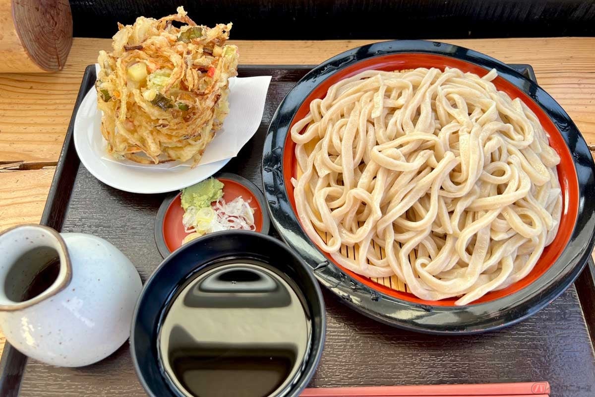 「麺工房かたくり」でいただく「自家製粉手打ちかき揚げ付うどん」(750円+大盛り100円)。埼玉県西部地域の郷土料理として知られる「武蔵野うどん」