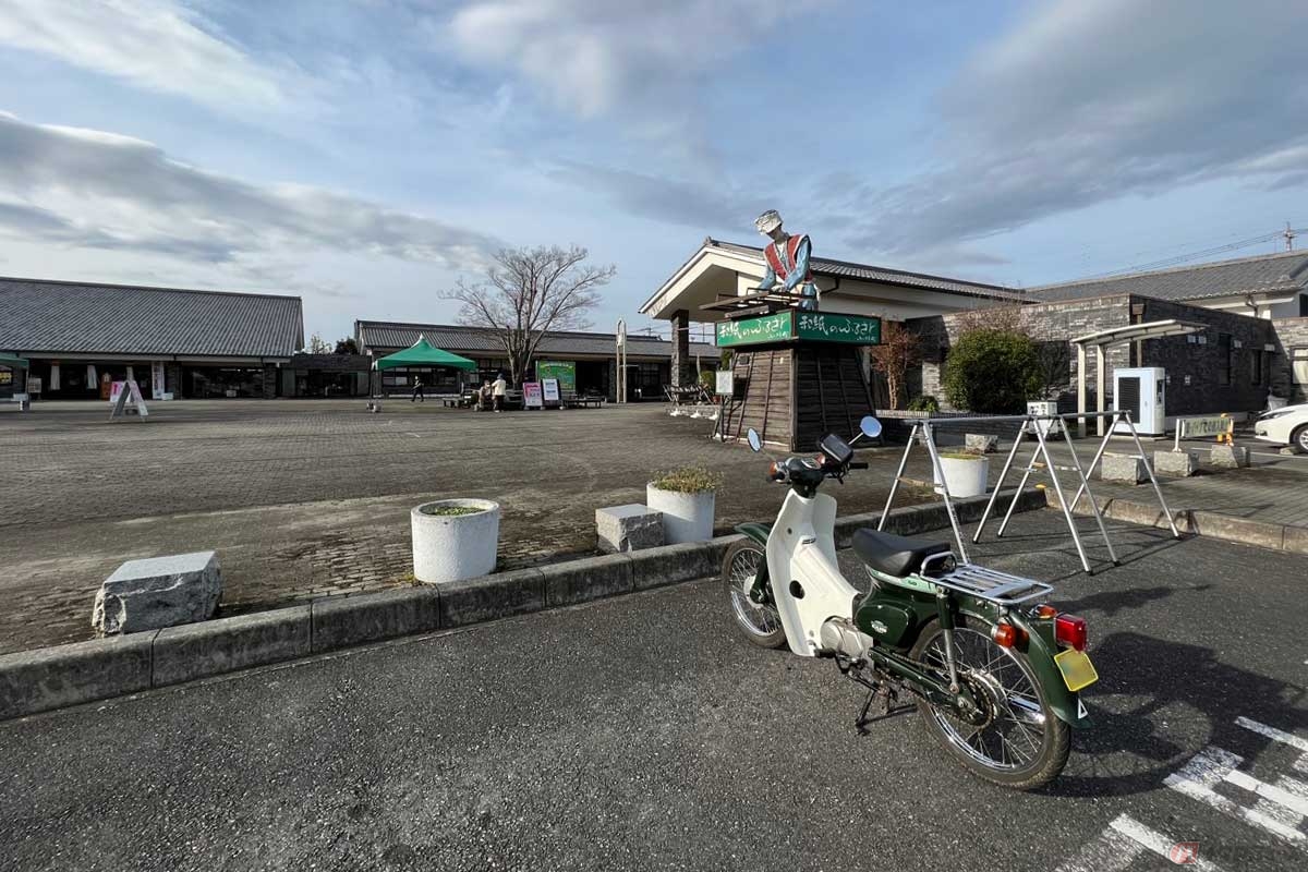 2輪専用の駐車スペースが広く確保され、ライダーにとっても立ち寄りやすい施設