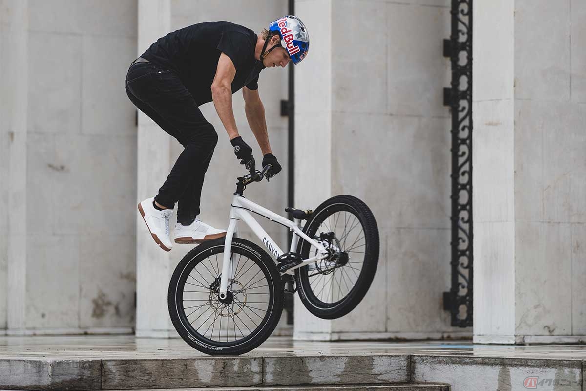 「Crankbrothers(クランクブラザーズ)」がMTBマルチライダー、ファビオ・ヴィブマーと共にストリート向けシューズ「Stramp Street Fabio(スタンプ・ストリート・ファビオ)」を開発