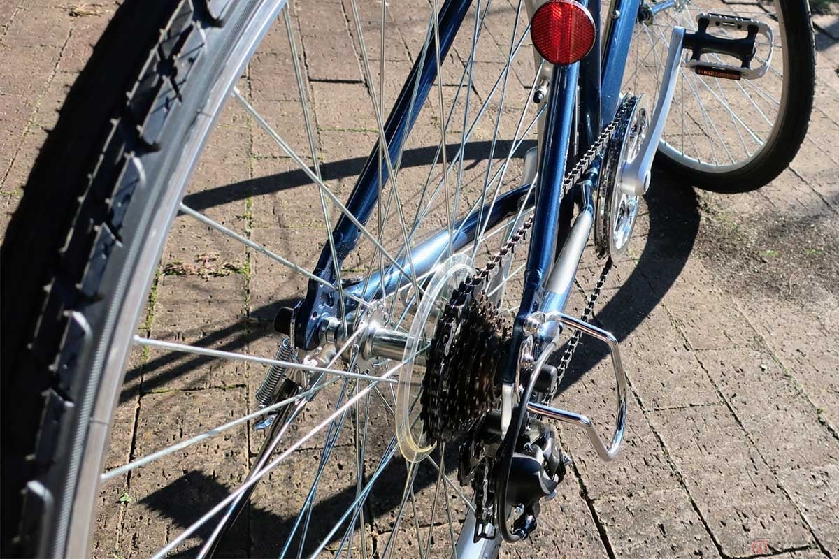 自転車のチェーンやギアは、車体の右側に組み込まれている