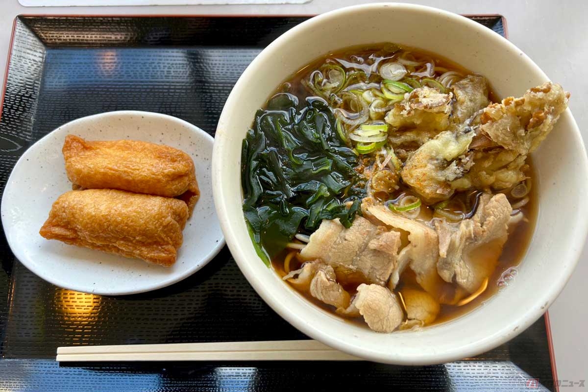 「中井PA」(下り)の「豚肉舞茸天そば」(760円)と「いなりずし」(220円)、2点で1000円以下とコスパも良い