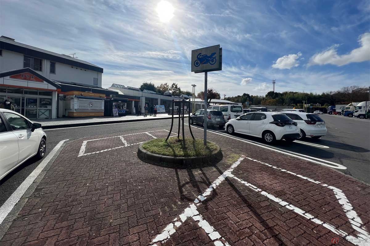 「海老名SA」に比べると小規模だが、トラックドライバーの利用も多く、2輪専用の駐車スペースも確保されている