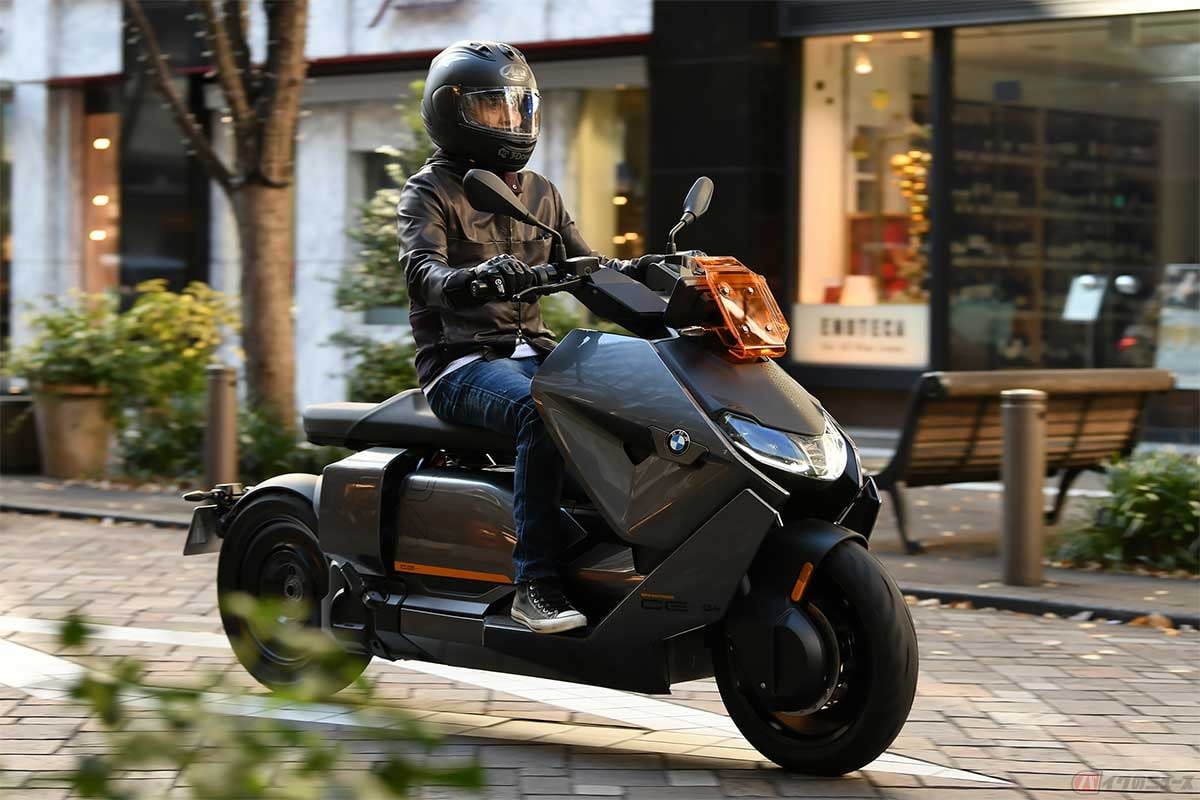 BMW Motorradの新型電動バイク「CE 04」に試乗する筆者(木下隆之)