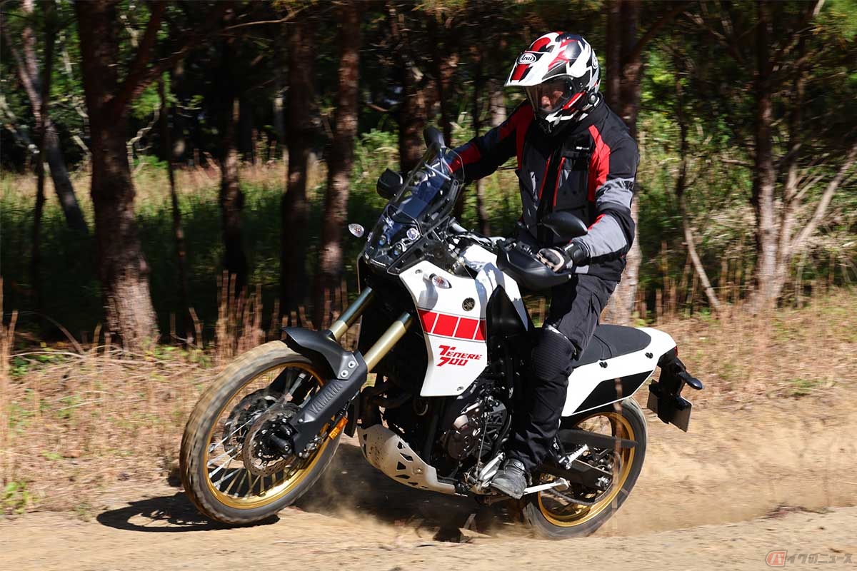 ヤマハ「Tenere 700(テネレ700)」(2022年型)に試乗する筆者(松井勉)