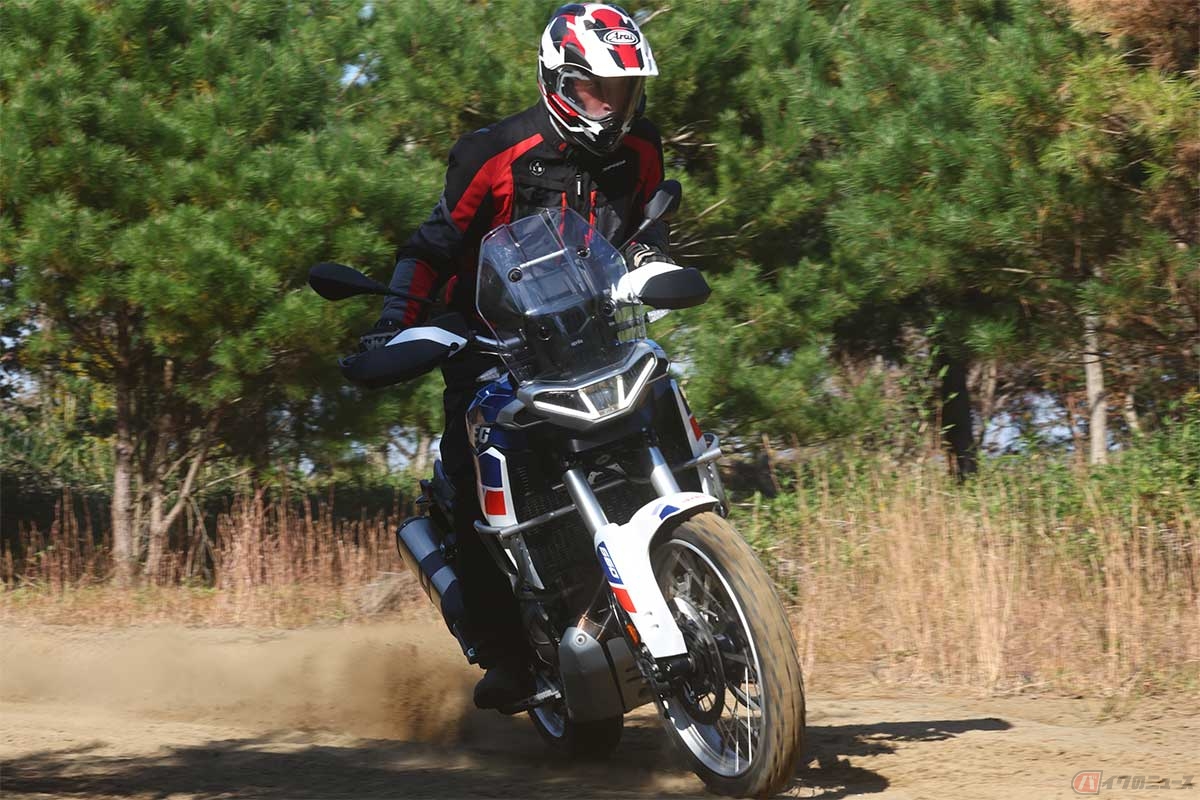 アプリリア「TUAREG 660（トゥアレグ660）」（2022年型）に試乗する筆者（松井勉）