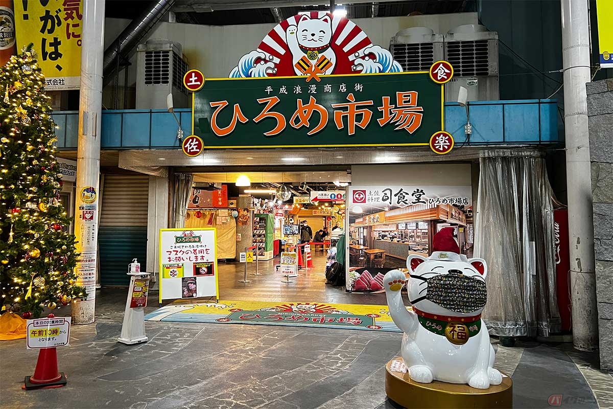 「ひろめ市場」は高知県の食が全て食べられそうな屋台村。飲食店などが60軒ほど並ぶ。好きなお店で好きな物を購入し持ち寄って食べるスタイル