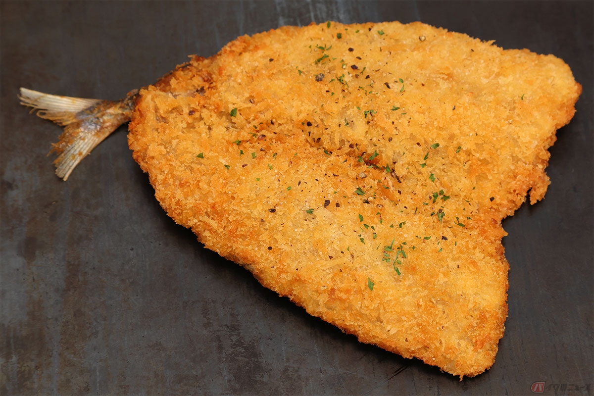 高知県オリジナル「ガーリックアジフライ」。高知県産の特大アジをニンニクで味付け。BIGサイズで厚みもある