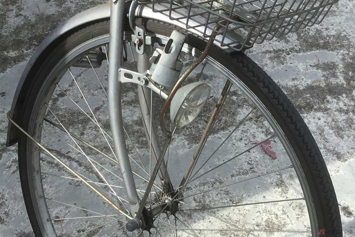 ローラーをタイヤの側面に押し当て、発電しながら点灯する「ブロックダイナモライト」