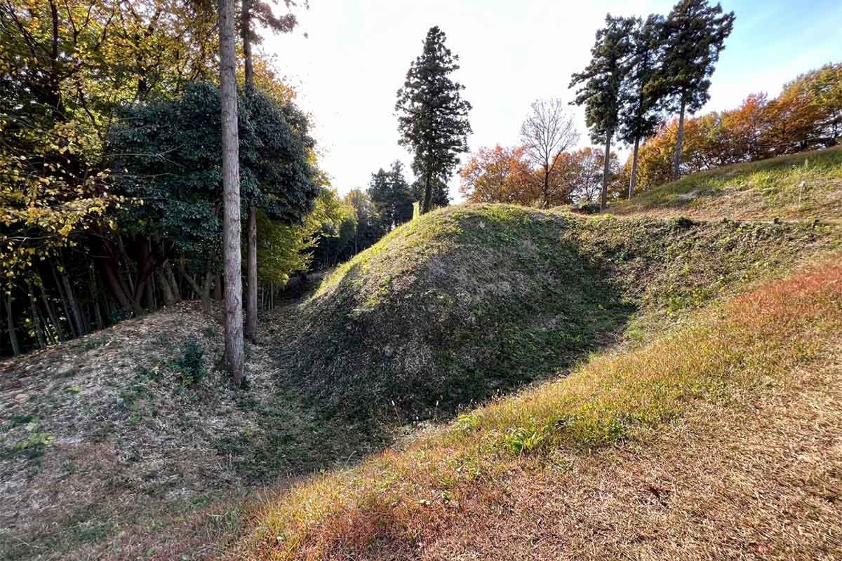 「大手口(おおてぐち)」の手前にある「出郭(でぐるわ)」は、無防備な空間に見えて、じつは溝が掘られていて容易に侵入させない工夫があるのだとか