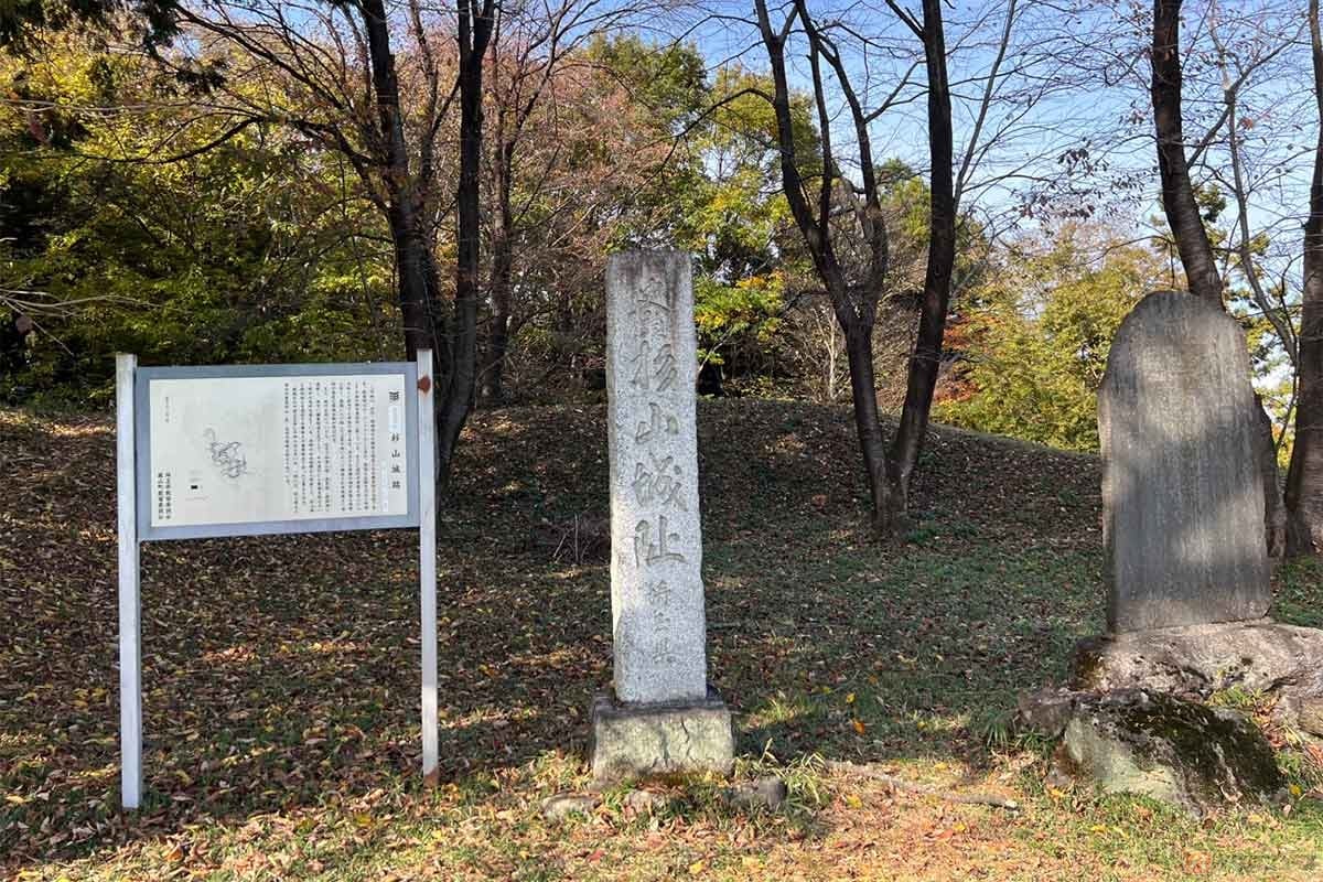 見所が多く「本郭(ほんぐるわ)」に辿り着くまでに時間がかかった。本郭には石碑や解説板などが設置されている。眼下の街並みを見下ろせる気持ちの良い場所