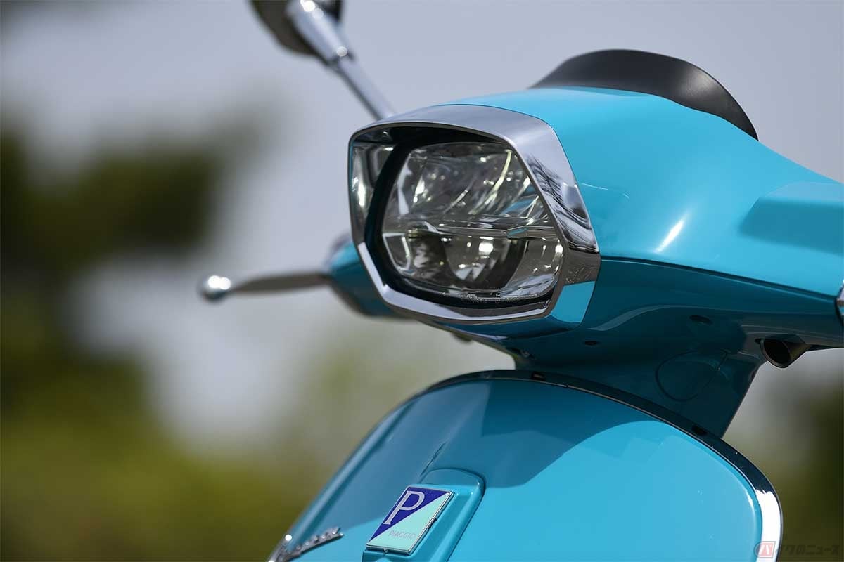 スポーツベスパに与えられた角型ヘッドライト。各部に採用されたメッキが高級感・上質感を演出している
