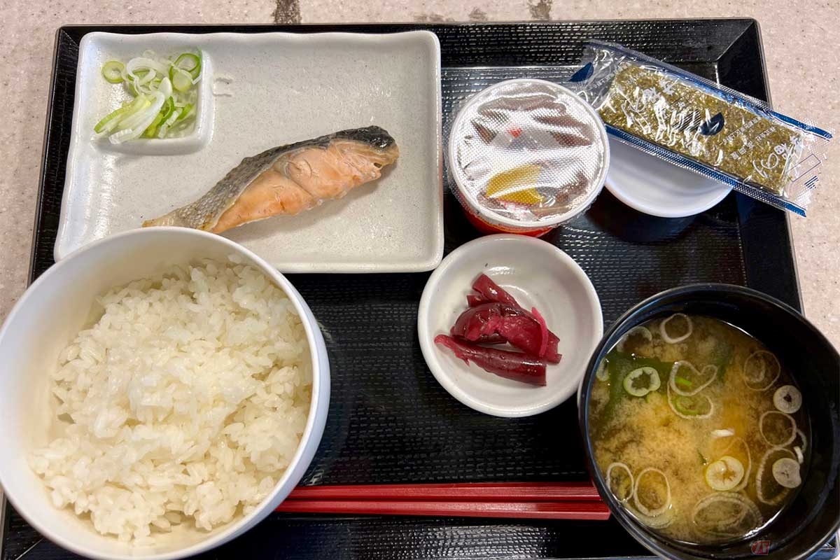 580円で食べることができる東関道「湾岸幕張PA」（下り）の朝定食