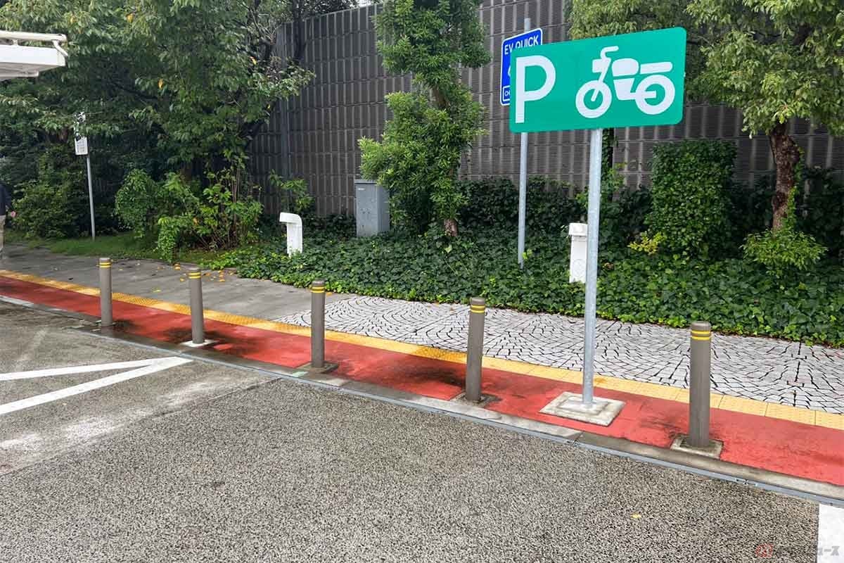 屋根はないものの、2輪専用の駐車スペースも用意されていた
