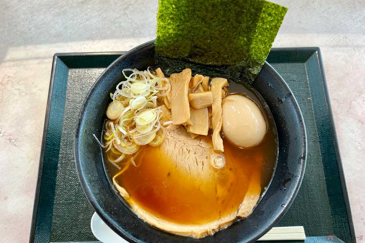 大判のチャーシューが完全に麺を覆い尽くす、関越道「三芳PA」（下り）の「東京特選チャーシューラーメン」（960円）。しつこくなくて食べやすい。具材は刻みネギやメンマ、味付玉子、海苔という布陣