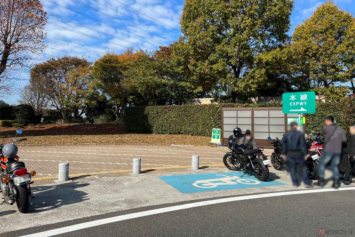 休日には多くのライダーが利用する「三芳PA」（下り）には、2輪専用の駐車スペースも確保されている。屋根は無い