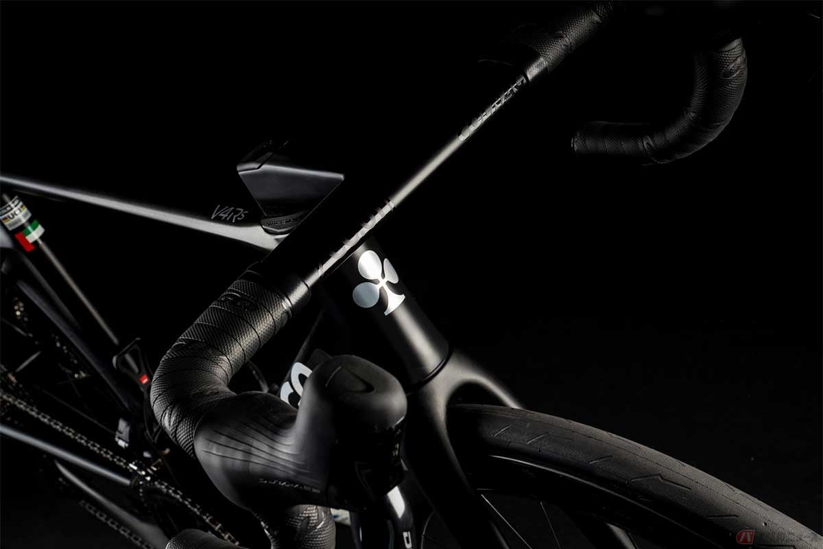 先代モデル「V3Rs」(Colnago Sr9ステム+Colnago Hbe41ハンドルバー)と比較し、「V4Rs」(Colnago CC.01ハンドルー)は47g軽量化