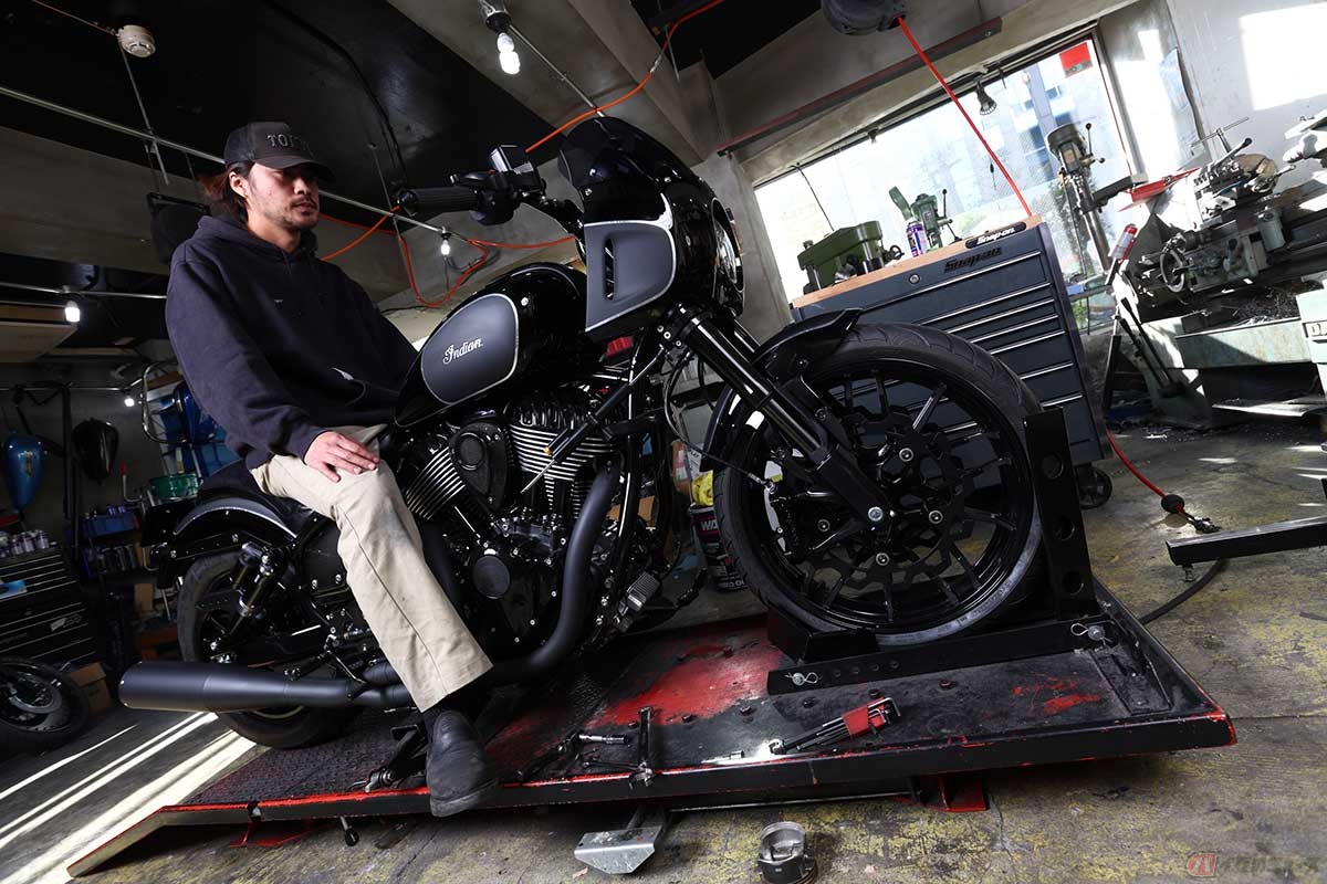 「ヒューモンガス・カスタムサイクルズ」の小松さんが手掛ける、スポーティさが際立つインディアン・モーターサイクル「スポーツチーフ」のカスタム。『YOKOHAMA HOT ROD Custom SHOW』（2023年12月3日開催）出展