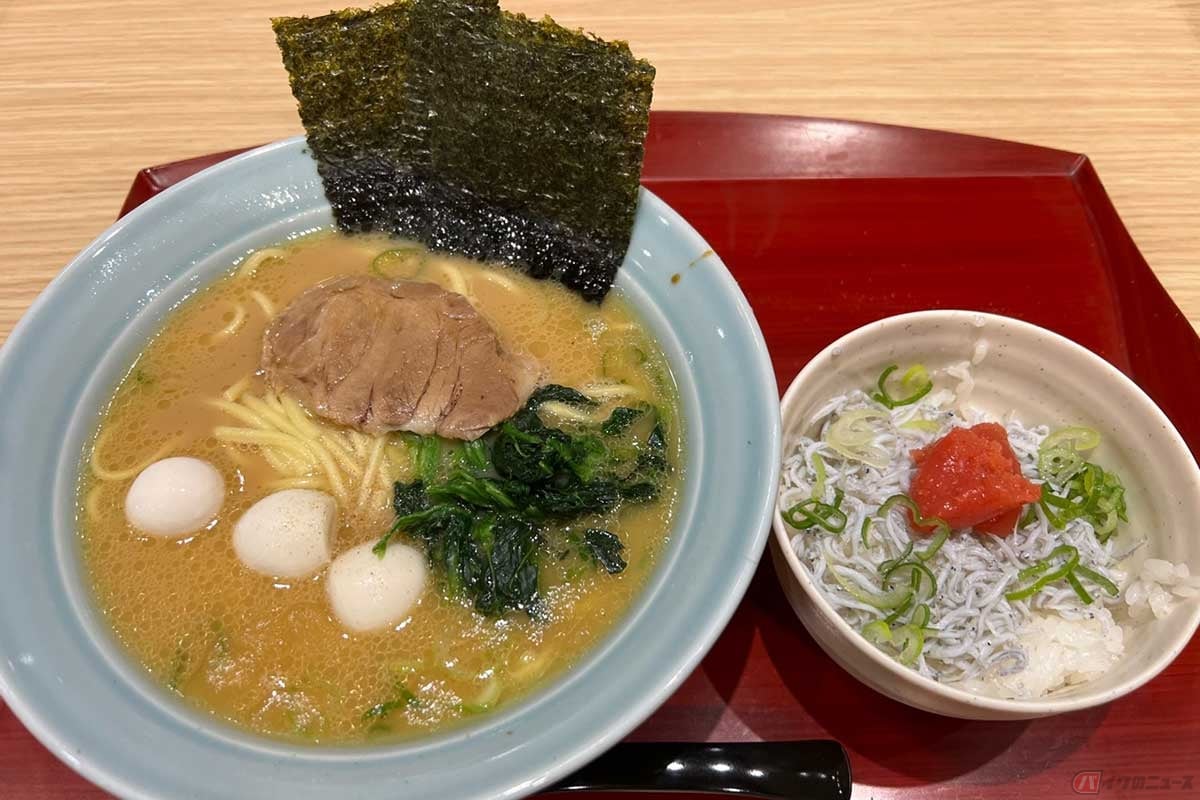 圏央道「厚木PA」(内回り)のフードコートでいただく「家系らーめん」(950円)には、うずらの玉子やほうれん草、焼きのり、そしてチャーシューが入った本格的なもの。「セットミニしらす丼」(280円)と共に