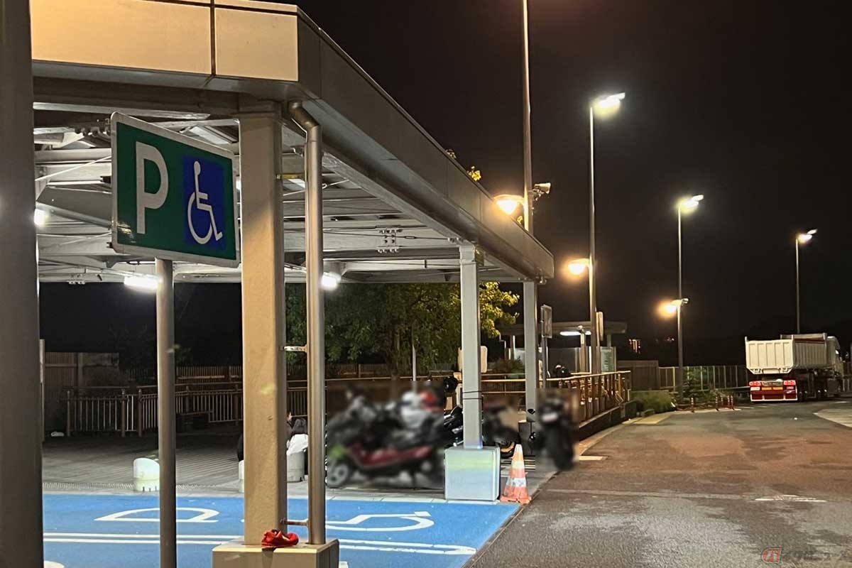 「厚木PA」の内回り施設は、純和風な作りの外回りとは異なる様相。2輪専用の駐車スペースは屋根の下だけでなく、別の場所にも多めに確保されている