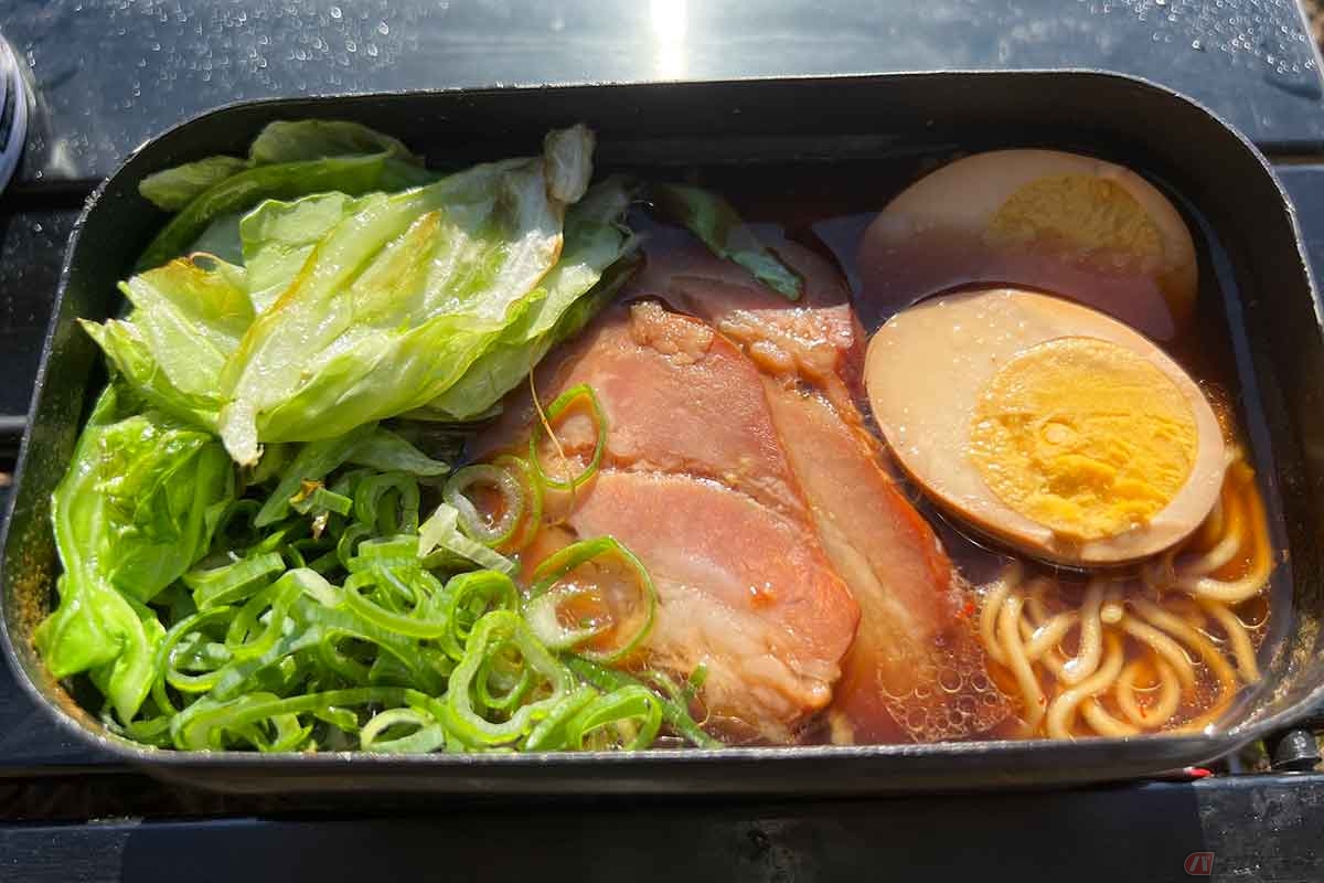 某チェーン店のキャベツが入ったラーメンをメスティンで再現してみることに。予想以上の出来栄えで、即席麺のアレンジ大成功