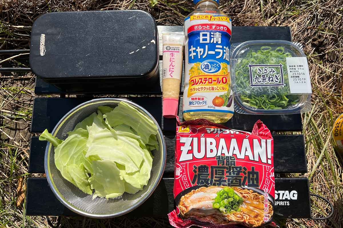 調理器具はメスティンと小型のフライパン（スキレットでも可能）。即席麺は味が似ていそうな醤油背脂系を使用
