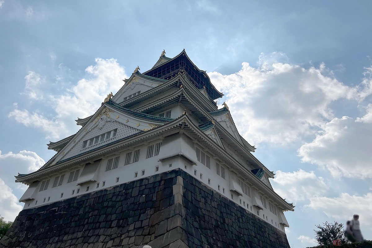 現代に残る雄大な「大阪城」を下から見上げると、徳川の武威をも感じる。地中に埋まっている豊臣時代の黄金輝く天守も見てみたい