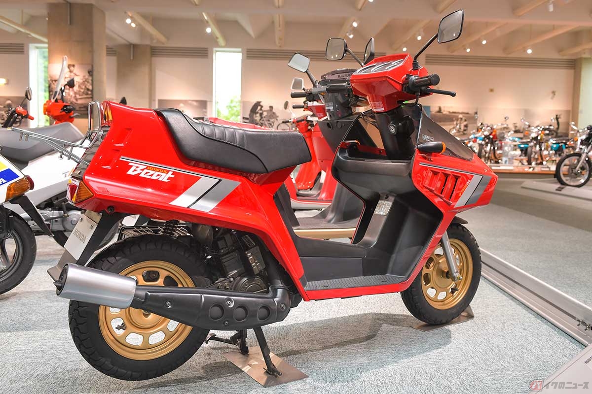 1983年に発売されたホンダ「BEAT(ビート)」は、世界初の水冷2ストロークエンジンを搭載した50ccクラスの原付スポーツスクーター。その際立つスタイリングは現在でも斬新に目に映る