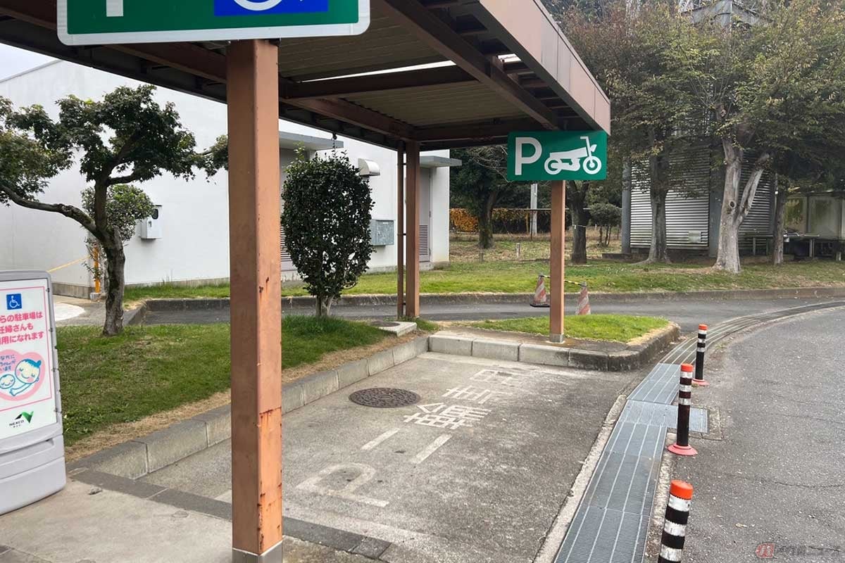 屋根付きの2輪専用駐車スペースも確保されている