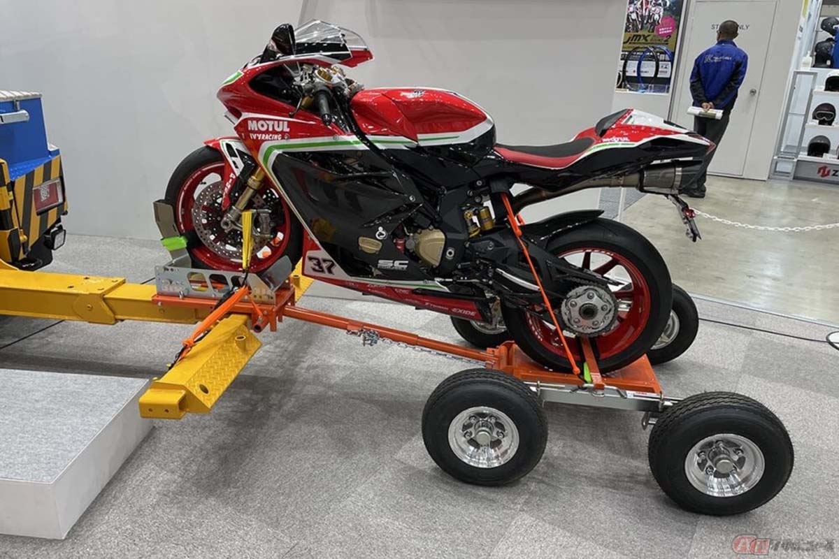  JAFが開発したレッカー装置用の二輪アタッチメント。原付きから大型モデルまでけん引可能です