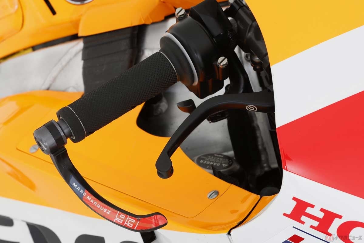 ロードレースの最高峰MotoGPに参戦するマシンも、レバーの先端はレギュレーションに合致した丸い形状。写真はホンダ「RC213V」(2022年)