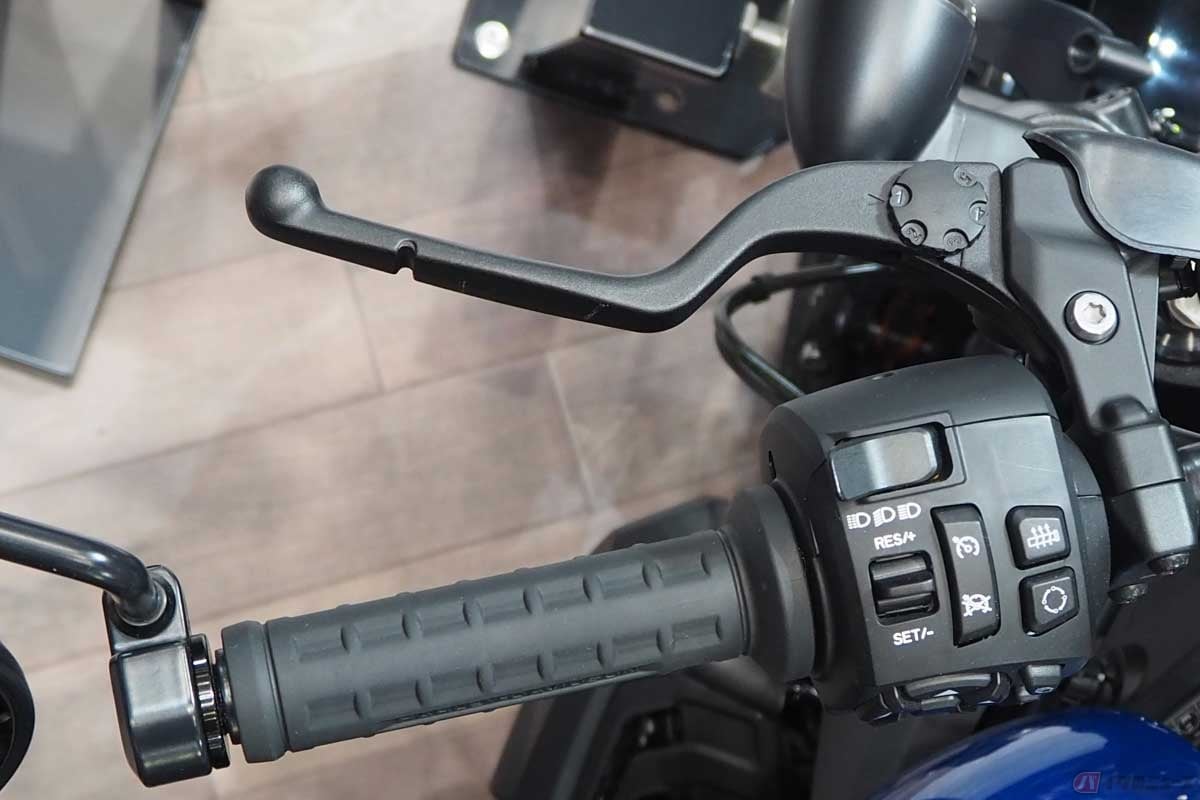 転倒時などに先端だけが折れるよう、あらかじめ溝が入ったレバー