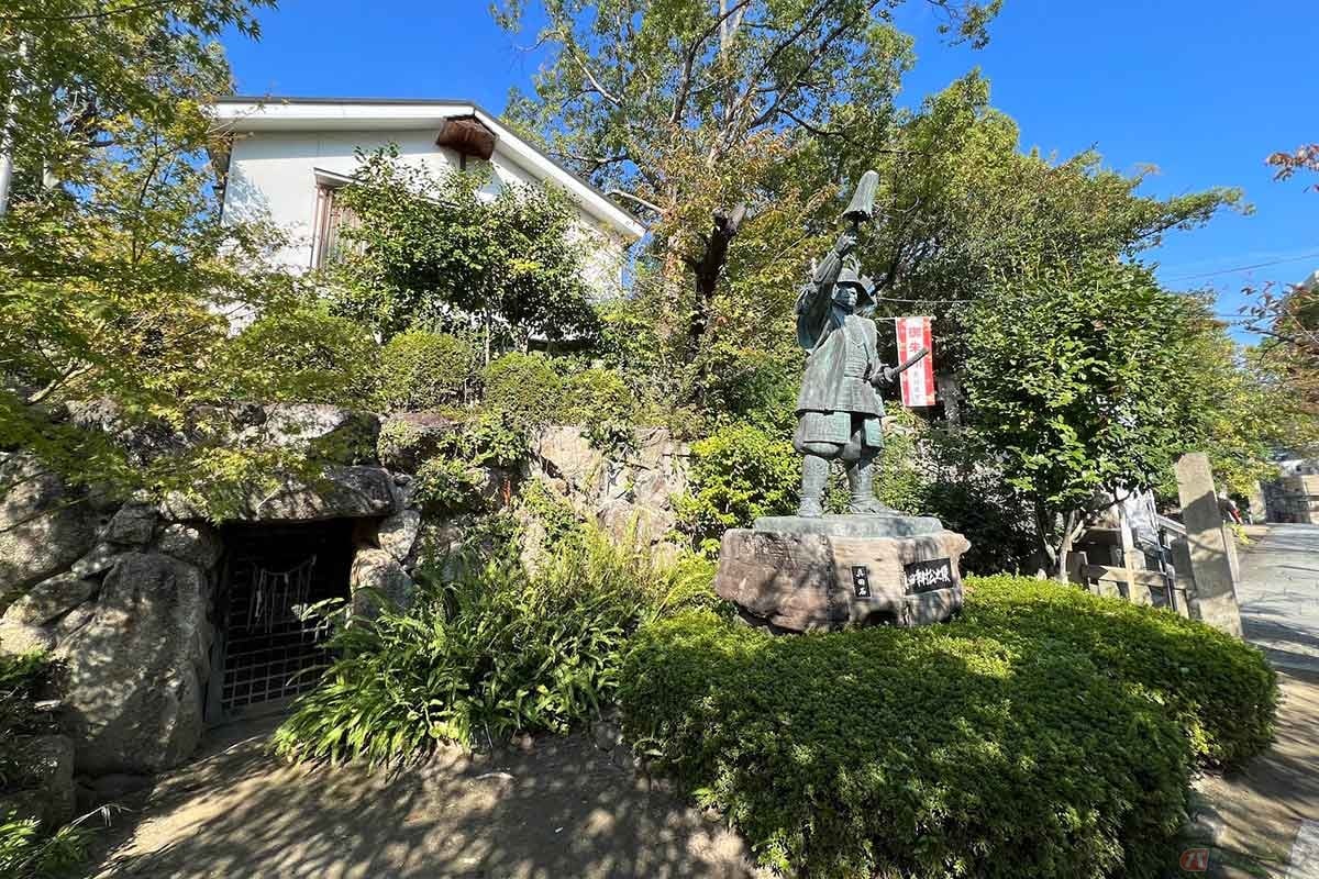 真田山の「三光神社」の麓には、凛々しい姿で幸村の銅像が建っている。台座は真田家の菩提寺の「真田石」を使用している