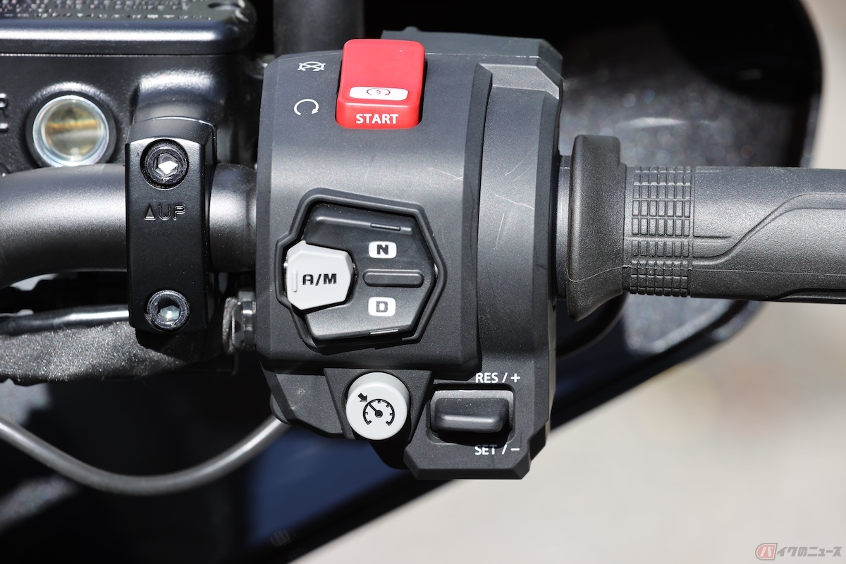 発進する時は、右手にあるDボタンを押す