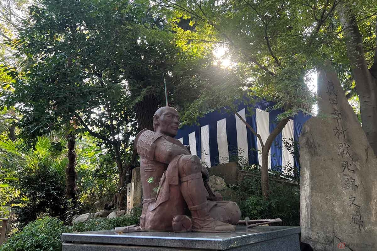 松の下で傷を抱えながら休む幸村だが、最期まで武士の誇りを捨てずにいた姿が、銅像にも現れていた