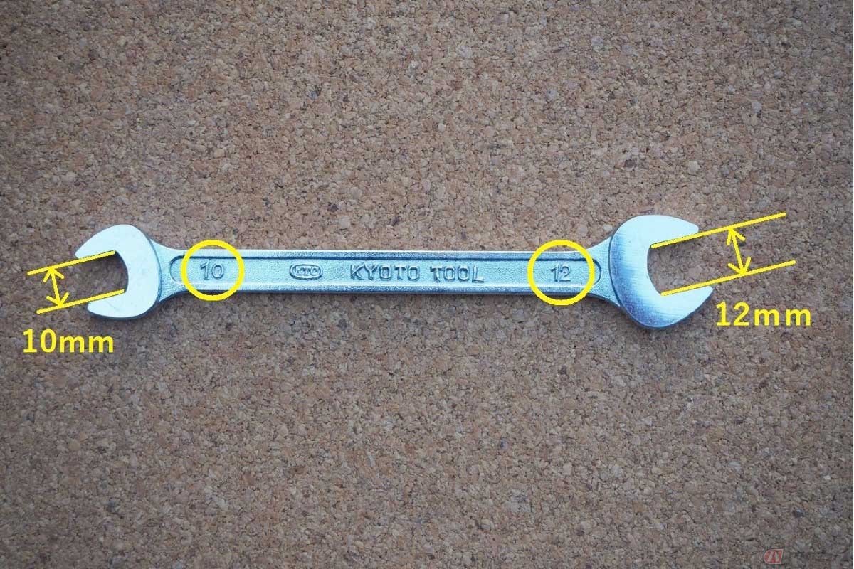 スパナに表記されるサイズの数字は、スパナの口の二面幅をmm（ミリ）で表している。写真のスパナは10mm－12mmコンビネーションレンチ
