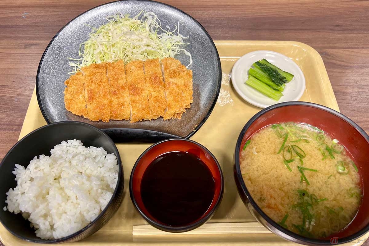 中央道「諏訪湖SA」（上り）でいただく「とんかつ豚汁定食」（1040円）は、豚肉を堪能できるボリュームたっぷりの一品。白米、汁物、漬物、肉、野菜と、定番ながら大満足な内容