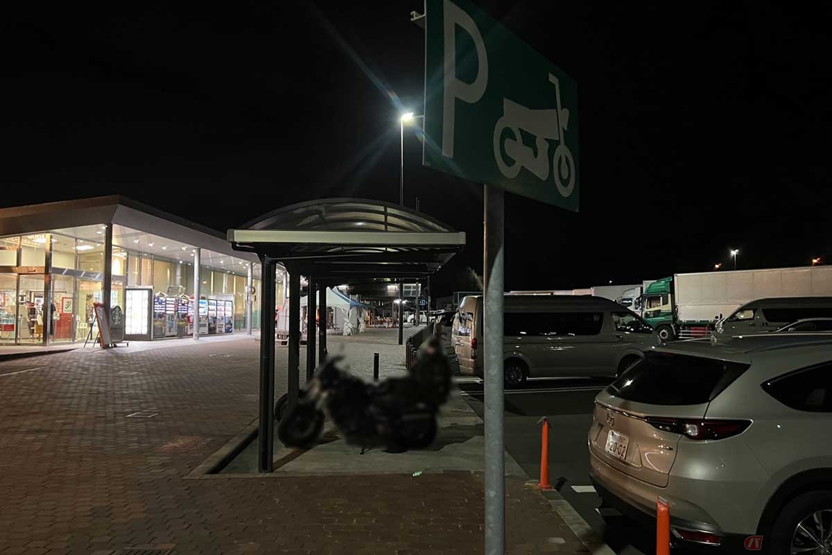 屋根付きで2輪専用の駐車スペースも確保されているが、広大なSAにしては小規模感は否めない