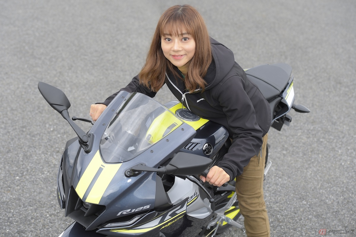 前傾姿勢でまたがった時、つい顔をウィンドシールドの後ろに体を収めようと姿勢を練習しました