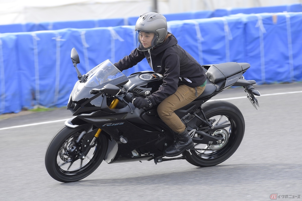 コーナリング時は、ニーグリップしやすくてしっかりと車体を挟め、前傾姿勢のおかげでバイクとの一体感が生まれやすく、少しですがちゃんと車体をバンクさせながら乗ることができた