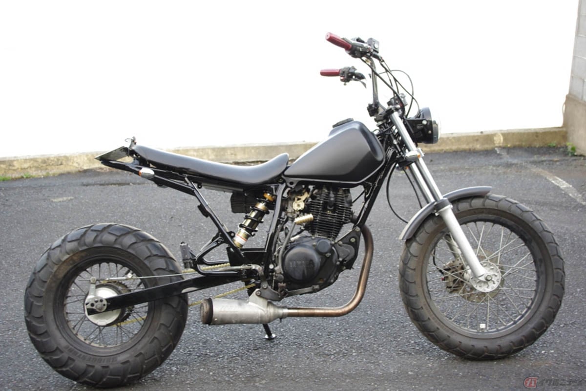 CustomBikeShop-VOYAGE制作のTWカスタム。純正よりスイングアームを大きく伸ばしています(写真提供:モーターガレージグッズ)