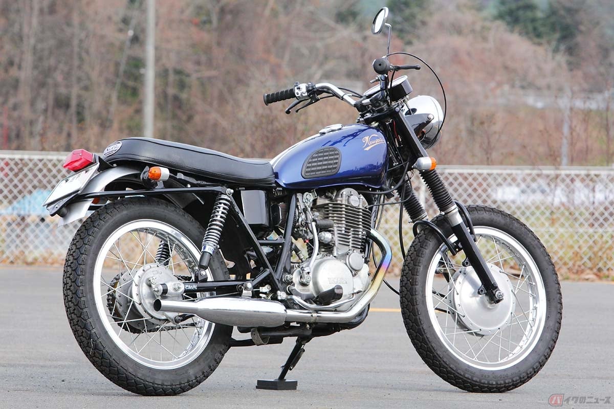 岩手県のカスタムショップ・ニューゲートが製作したSRカスタム。純正比約5cmロングのスイングアーム(スティンキー製)で、車両シルエットを整えています