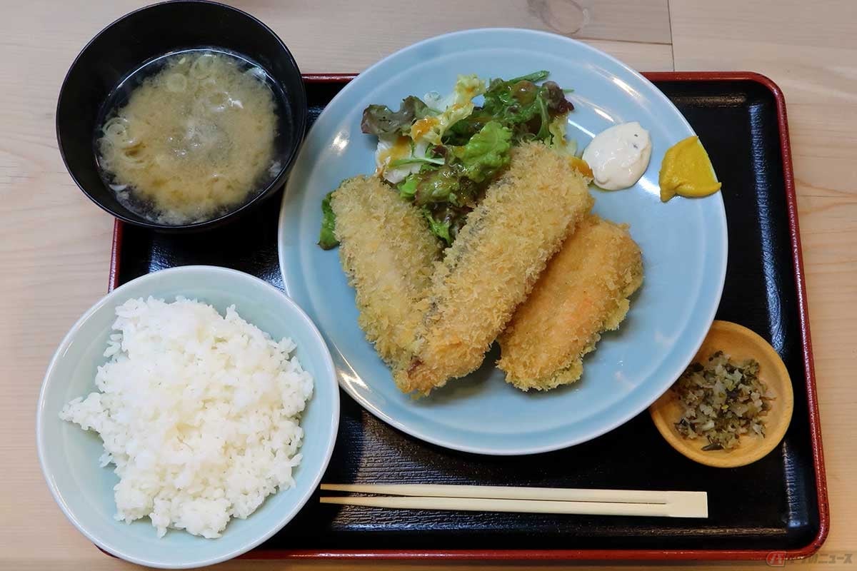 こちらは以前いただいた「つく志」のランチメニュー「地魚フライ定食」。フライはアジに限らず、その日に仕入れた新鮮な地魚を使用している