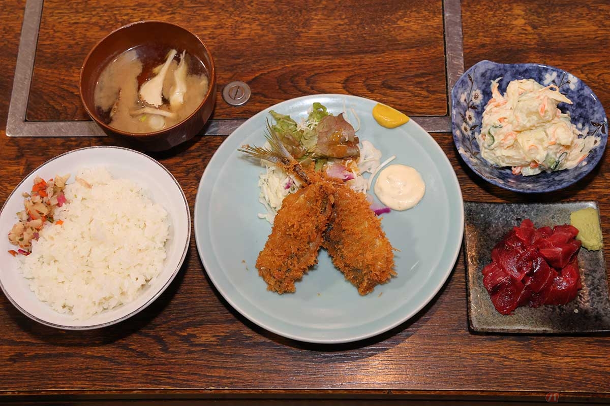 「つく志」の「あじフライ」に、人気メニューの「まぐろぶつ切り」と「ポテトサラダ」、それにご飯とみそ汁をオーダーして筆者的「つく志」夜定食に