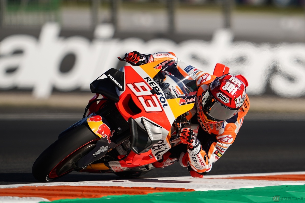 「感謝」と書かれたヘルメットでMotoGP最終戦に参戦したマルク・マルケス選手