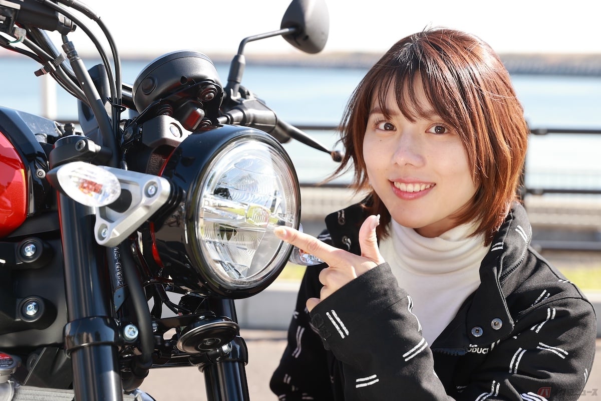 「XSR」と書かれたロゴがタンクとヘッドライトにもデザインされている