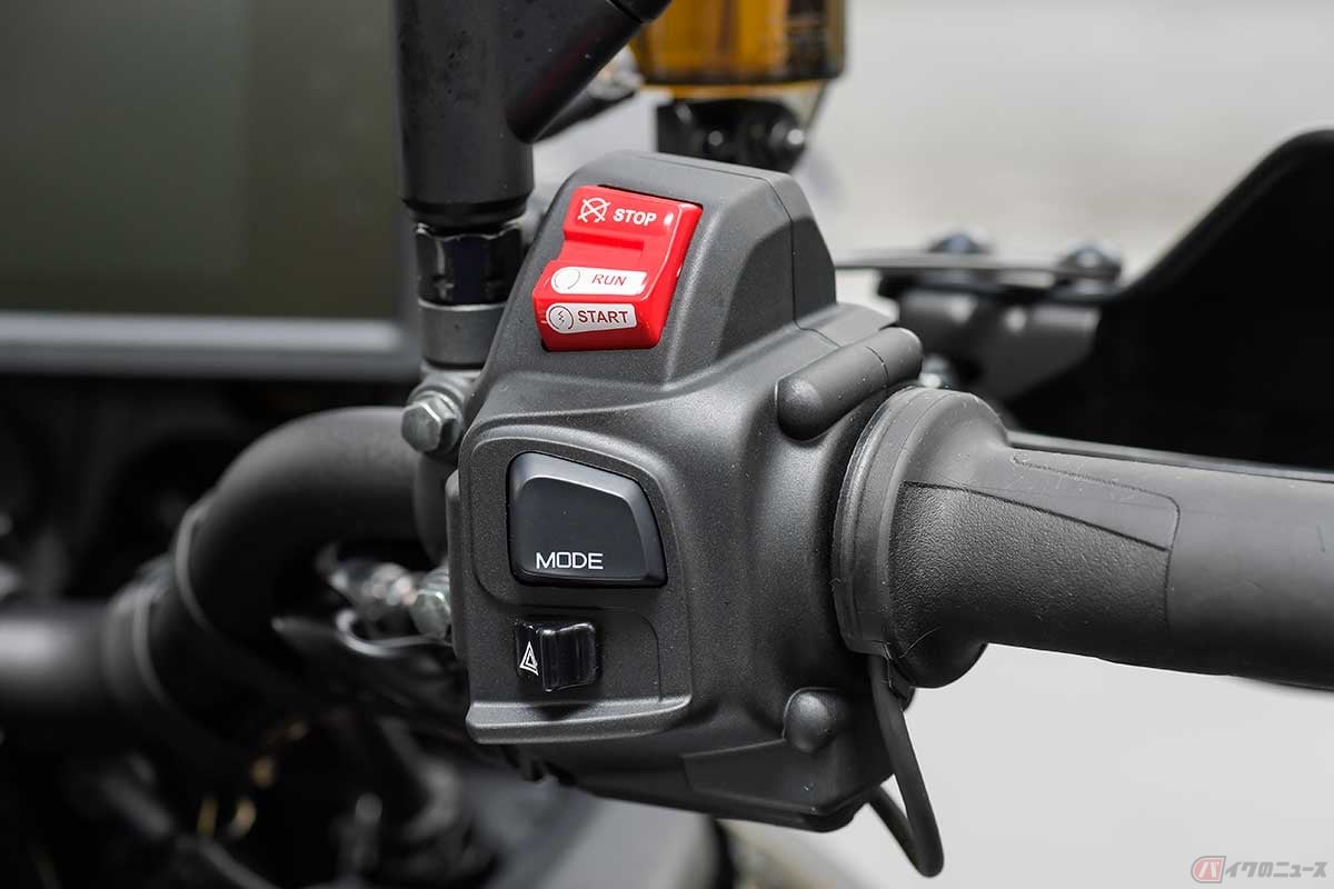 ヤマハ「TRACER9 GT+」のキルスイッチは「STOP」「RUN」「START」が一体となっている。近年増えているセルフスターターのボタンとの兼用は、信号待ちなどの普段使いでもいっそう便利