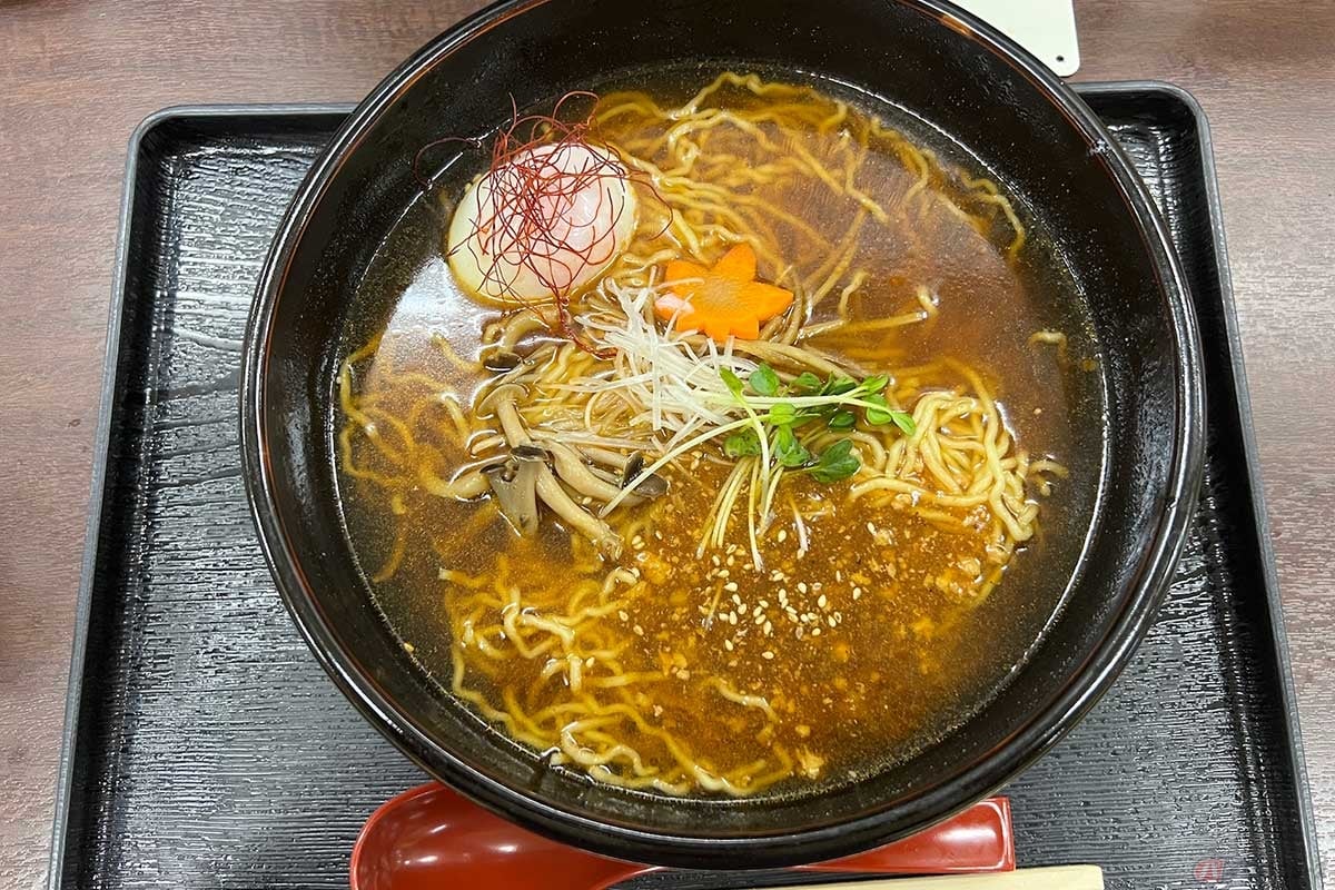東北道「安達太良SA」(下り)でいただく、見た目にもこだわりを感じる「伊達鶏マーラーメン」(1070円)。「あだたらラーメン」の派生ラーメンか