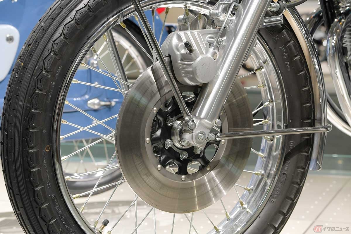 市販量産バイクで初めて油圧式ディスクブレーキを装備したのは1969年に発売されたホンダ「ドリームCB750FOUR」だった。当時のディスクローターには穴が開いていない