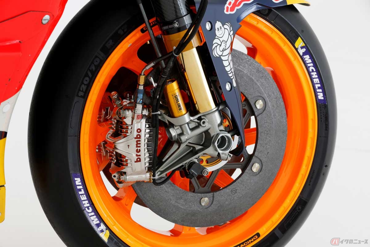 ホンダのMotoGPマシン「RC213V」のカーボン製ディスクローターは軽量で発熱に強いため、ディスクローターに穴はない