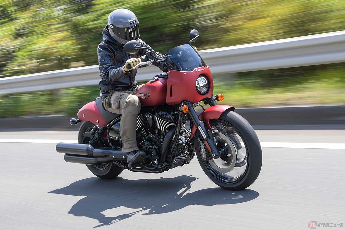 インディアン「Sport Chief」に試乗する筆者（中村友彦）